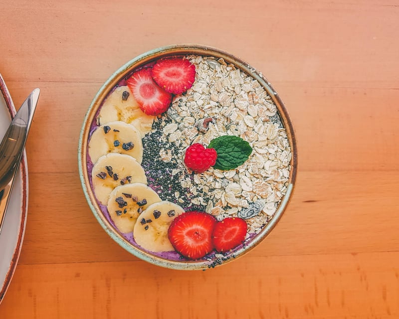 Bowl with oats and fruit. 